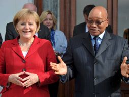 La canciller alemana, Angela Merkel (izq.), junto al presidente sudafricano, Jacob Zuma. EFE  /