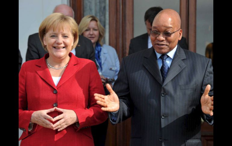 La canciller alemana, Angela Merkel (izq.), junto al presidente sudafricano, Jacob Zuma. EFE  /