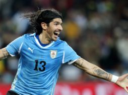 El jugador de Uruguay Sebastián Abreu celebra tras anotar el penalti ganador. EFE  /