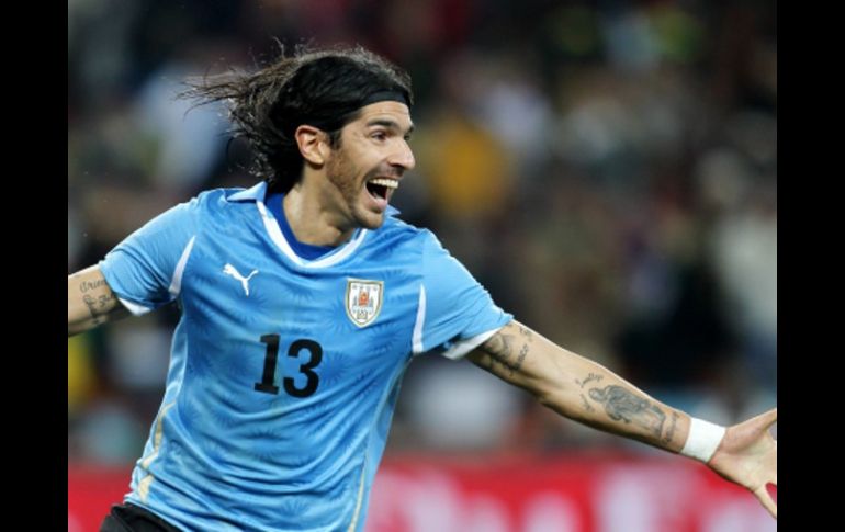 El jugador de Uruguay Sebastián Abreu celebra tras anotar el penalti ganador. EFE  /