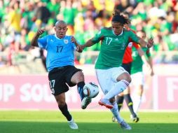 Giovani dos Santos (der.) y Egidio Arevalo, durante el encuentro del Tri ante Uruguay. JAM MEDIA  /