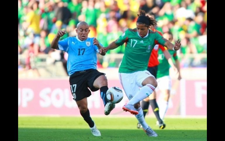 Giovani dos Santos (der.) y Egidio Arevalo, durante el encuentro del Tri ante Uruguay. JAM MEDIA  /