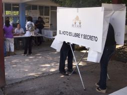 Votantes participan en la jornada electoral de este domingo. AFP  /