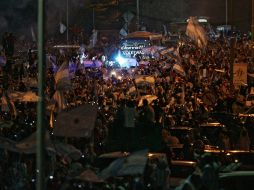 Miles de personas brindaron hoy un caluroso recibimiento a la Selección argentina. AFP  /