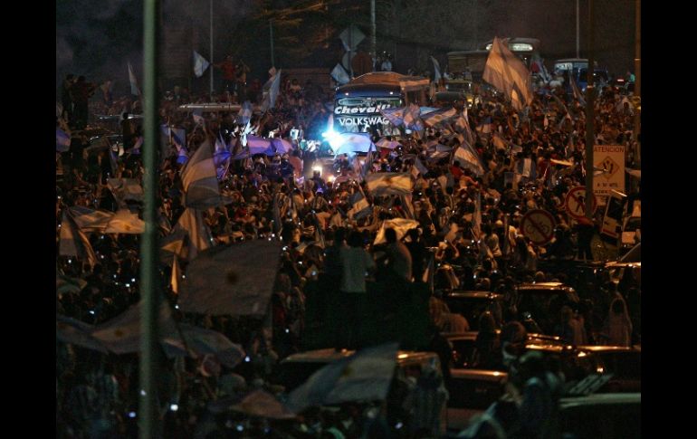 Miles de personas brindaron hoy un caluroso recibimiento a la Selección argentina. AFP  /