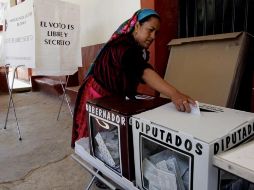 Una mujer emite su voto en San Bartolomé Quialana, en Oaxaca. REUTERS  /