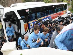 El equipo de Uruguay llega a su hotel en Ciudad del cabo en donde mañana enfrentará a Holanda en los cuartos de final del Mundial. AFP  /