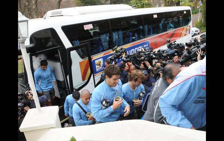 El equipo de Uruguay llega a su hotel en Ciudad del cabo en donde mañana enfrentará a Holanda en los cuartos de final del Mundial. AFP  /