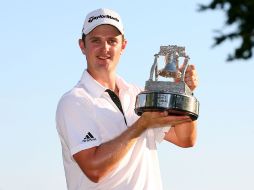 Justin Rose posa para los reporteros después de haber conseguido el torneo de Newtown Square. AFP  /