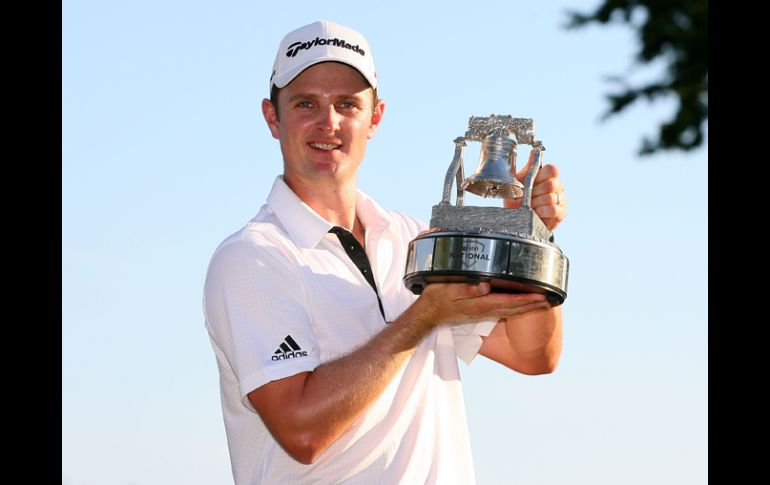 Justin Rose posa para los reporteros después de haber conseguido el torneo de Newtown Square. AFP  /