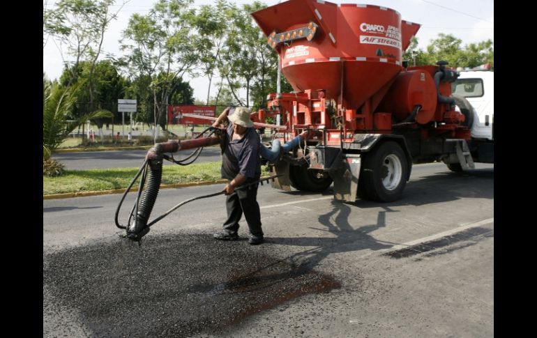 Una cuadrilla realiza labores de bacheo sobre la Avenida Parres Arias, una de las principales de Zapopan. M. FREYRÍA  /