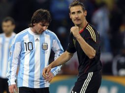 Miroslav Klose celebra, el cuarto gol alemán ante la tristeza del argentino Lionel Messi. EFE  /