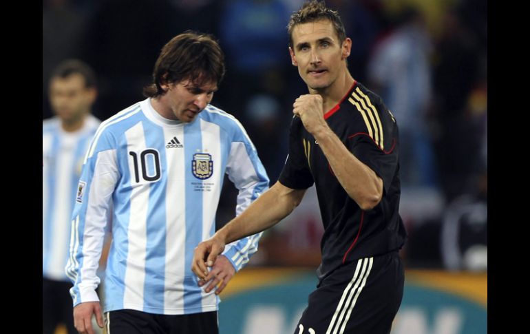 Miroslav Klose celebra, el cuarto gol alemán ante la tristeza del argentino Lionel Messi. EFE  /