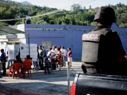 Policías federales vigilan casillas durante las elecciones en la ciudad de Oaxaca. AFP  /