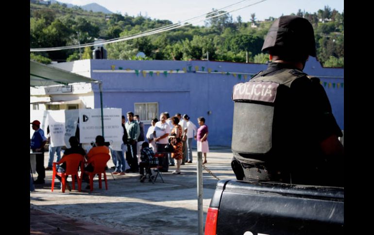 Policías federales vigilan casillas durante las elecciones en la ciudad de Oaxaca. AFP  /