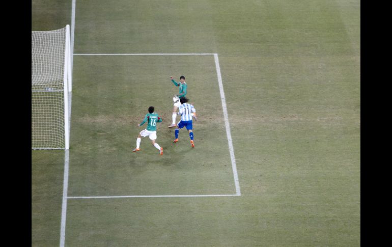 El argentino Carlos Tévez anotó ante México en fuera de lugar, pero el abanderado no se dio cuenta y el gol contó. GETTY IMAGES SPORT  /