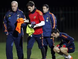 Vicente del Bosque e Iker Casillas dialogan antes de iniciar el entrenamiento de ayer. EFE  /