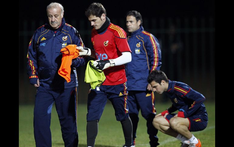 Vicente del Bosque e Iker Casillas dialogan antes de iniciar el entrenamiento de ayer. EFE  /