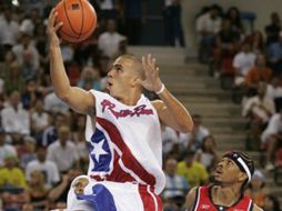 Carlos Arroyo, quien juega con el Heat de Miami, es la estrella de los boricuas. ESPECIAL  /