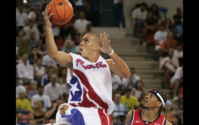 Carlos Arroyo, quien juega con el Heat de Miami, es la estrella de los boricuas. ESPECIAL  /