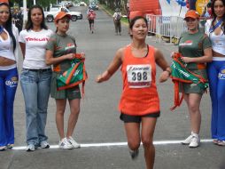 María Elena Valencia cruza la meta ayer en el Carrera Zorros 10 k. ESPECIAL  /