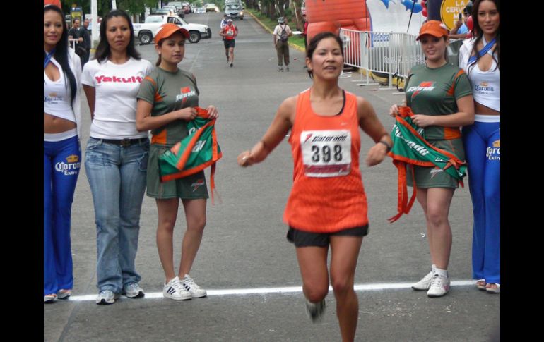 María Elena Valencia cruza la meta ayer en el Carrera Zorros 10 k. ESPECIAL  /