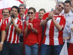 Fernando Lugo (der.), presidente de Paraguay, bailó el “Waka Waka”, el sábado antes del encuentro ante España. REUTERS  /