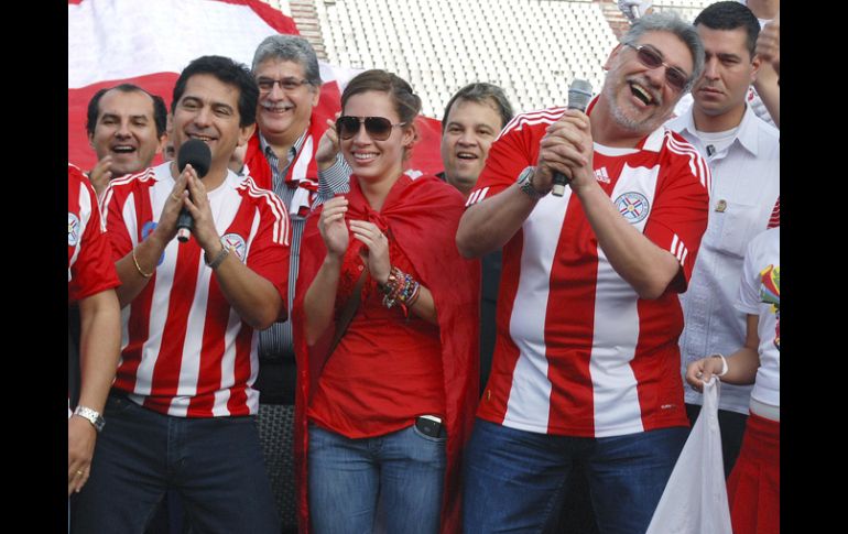 Fernando Lugo (der.), presidente de Paraguay, bailó el “Waka Waka”, el sábado antes del encuentro ante España. REUTERS  /