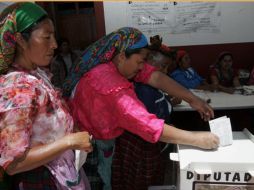 Una mujer indígena deposita su voto en la comunidad de San Bartolomé Quialana, Oaxaca. REUTERS  /