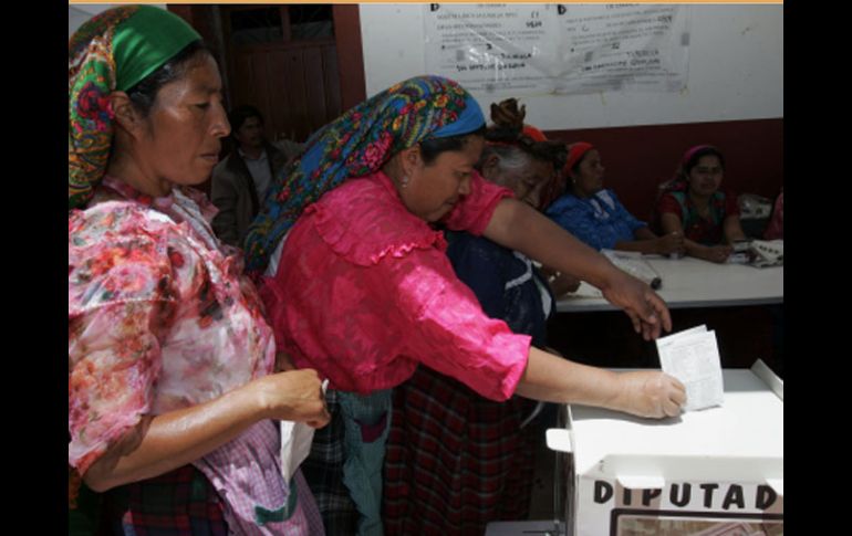 Una mujer indígena deposita su voto en la comunidad de San Bartolomé Quialana, Oaxaca. REUTERS  /