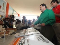 El candidato al Gobierno de Tlaxcala por la alianza del PRI y el PVEM, emite su voto. EL UNIVERSAL  /