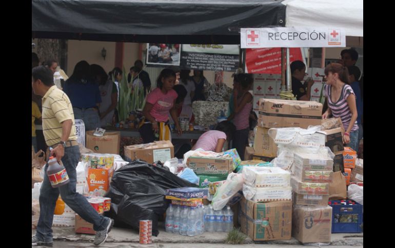 La población acapulqueña dona alimentos para ayudar a daminifiicados en Nuevo León. EL UNIVERSAL  /