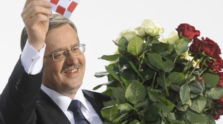 Bronislaw Komorowski festeja el triunfo en la sede de su partido, en Varsovia. AP  /