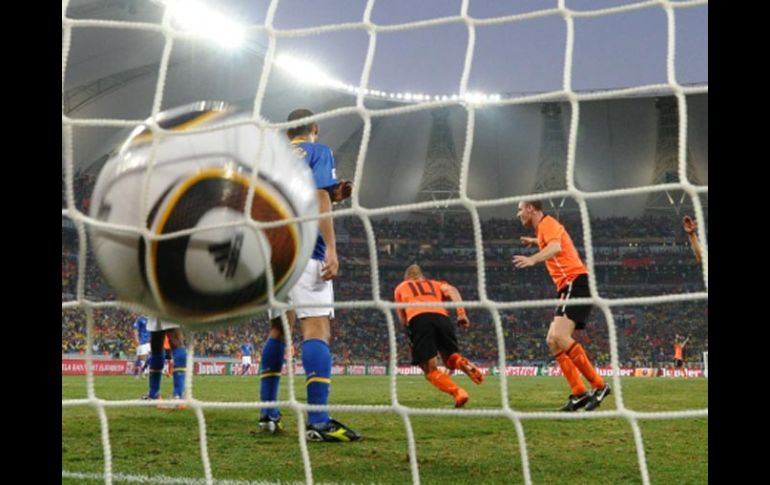 Imagen de uno de los goles que Wesley Sneijder le hizo a Brasil. AFP  /