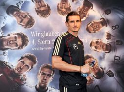 Miroslav Klose antes de entrar a una rueda de prensa. EFE  /