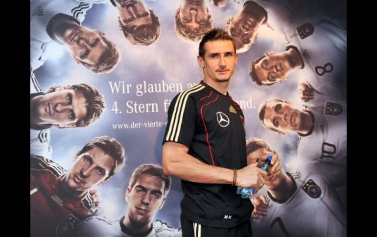 Miroslav Klose antes de entrar a una rueda de prensa. EFE  /