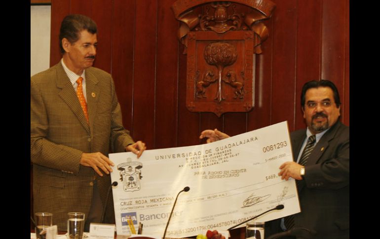 Durante la entrega del cheque por parte de la UdeG a la Crúz Roja, Miguel Ángel Domínguez y Marco Antonio Cortés Guardado. M. FREYRIA  /