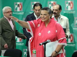 Beatriz Paredes, presidenta nacional del PRI saluda a su llegada a una conferencia de prensa tras la jornada electoral. EFE  /