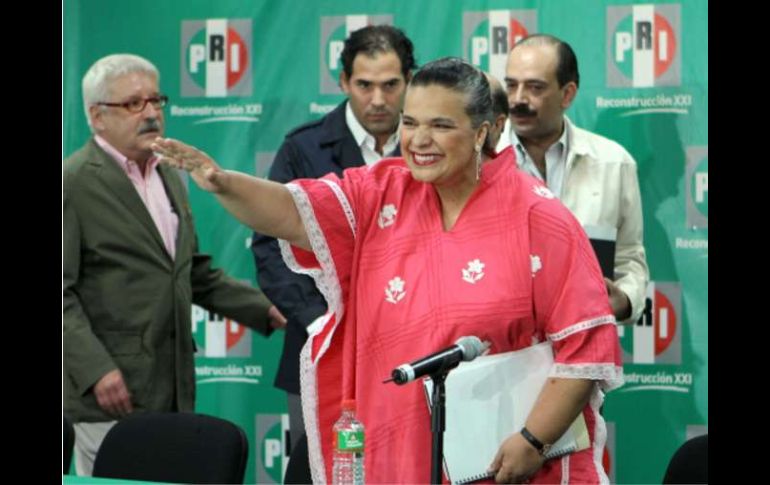 Beatriz Paredes, presidenta nacional del PRI saluda a su llegada a una conferencia de prensa tras la jornada electoral. EFE  /