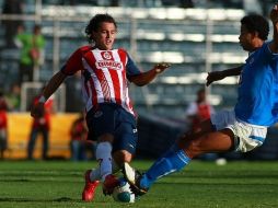 Omar Arellano (izq.) y Edcarlos Conceicao, durante el partido entre Cruz Azul vs Chivas del Torneo Bicentenario 2010. JAMMEDIA  /