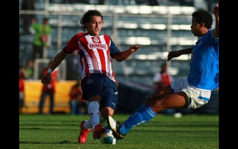 Omar Arellano (izq.) y Edcarlos Conceicao, durante el partido entre Cruz Azul vs Chivas del Torneo Bicentenario 2010. JAMMEDIA  /