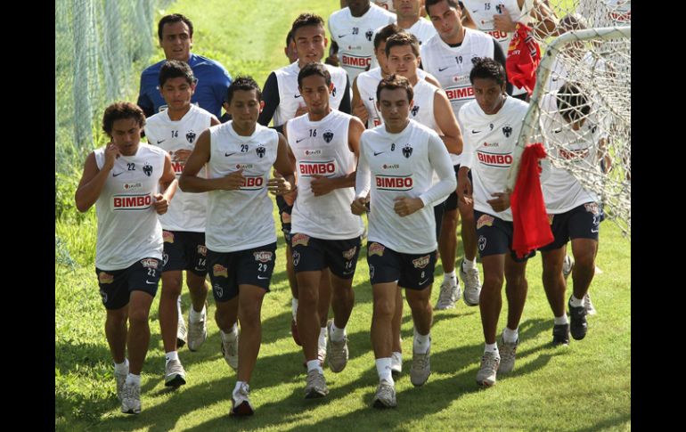 Jugadores de Monterrey, durante una sesion de entrenamiento de cara al Apertura 2010. MEXSPORT  /