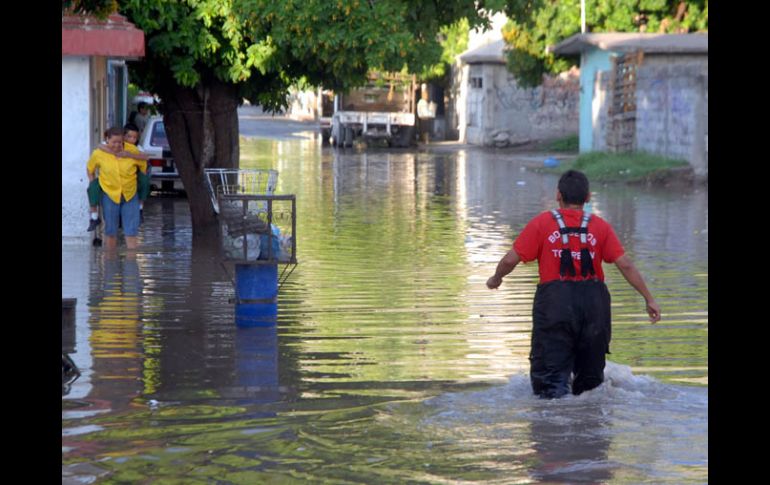 La emergencia continúa en el estado porque seguirán los escurrimientos de la sierra. NTX  /