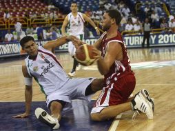 Solares Astorga (izq) dsiputa el balón conra Torres Quiroz (der) durante el juego de hoy en Sto. Domingo. EFE  /