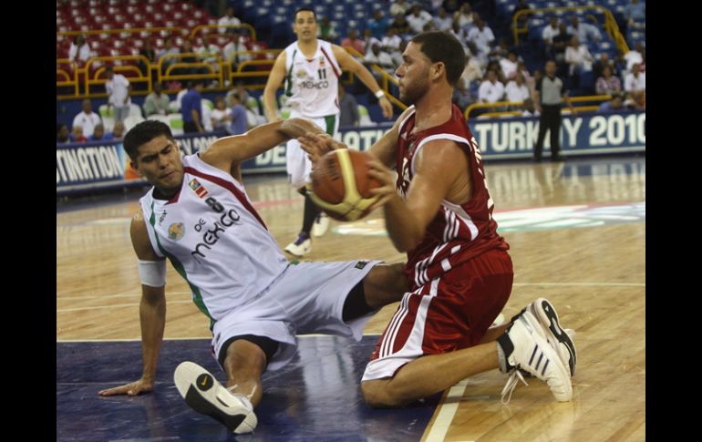 Solares Astorga (izq) dsiputa el balón conra Torres Quiroz (der) durante el juego de hoy en Sto. Domingo. EFE  /