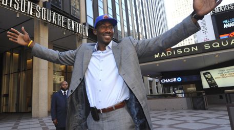 Amare Stoudemire posa para los reporteros a las afueras del Madison Square Garden. AP  /