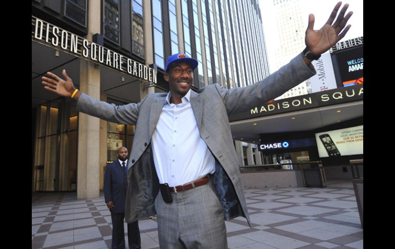 Amare Stoudemire posa para los reporteros a las afueras del Madison Square Garden. AP  /