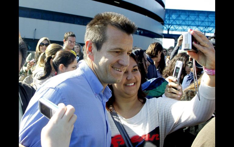 Dunga llegó ayer a Porto Alegre, donde varios aficionados lo recibieron. EFE  /