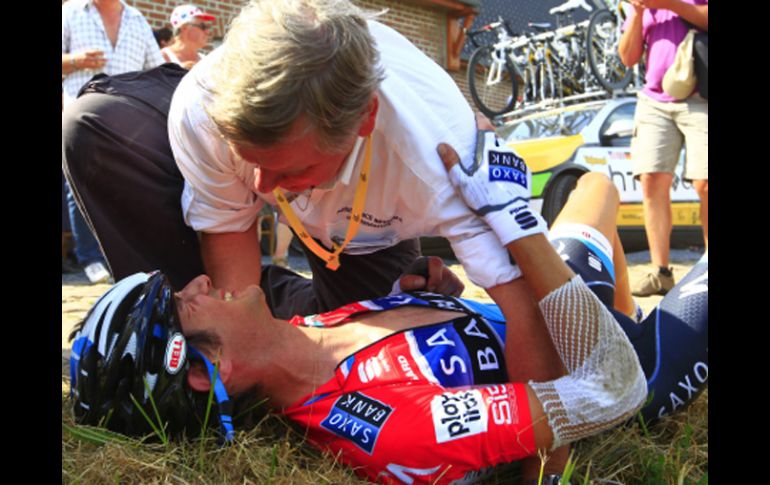 El luxemburgués Frank Schleck, recibió atención de manera inmediata. AFP  /