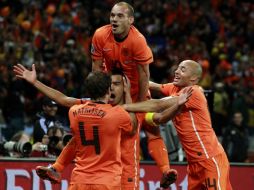 Jugadores de la Selección de Holanda festejan luego de anotar contra Uruguay. AP  /